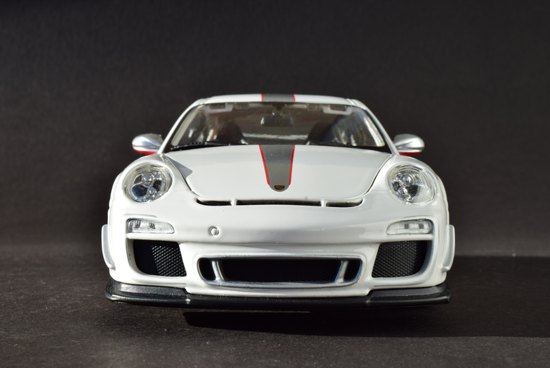 Illustration for article titled RennSport Battle: 997 911 GT3 RS 4.0, AUTOart v. Bburago